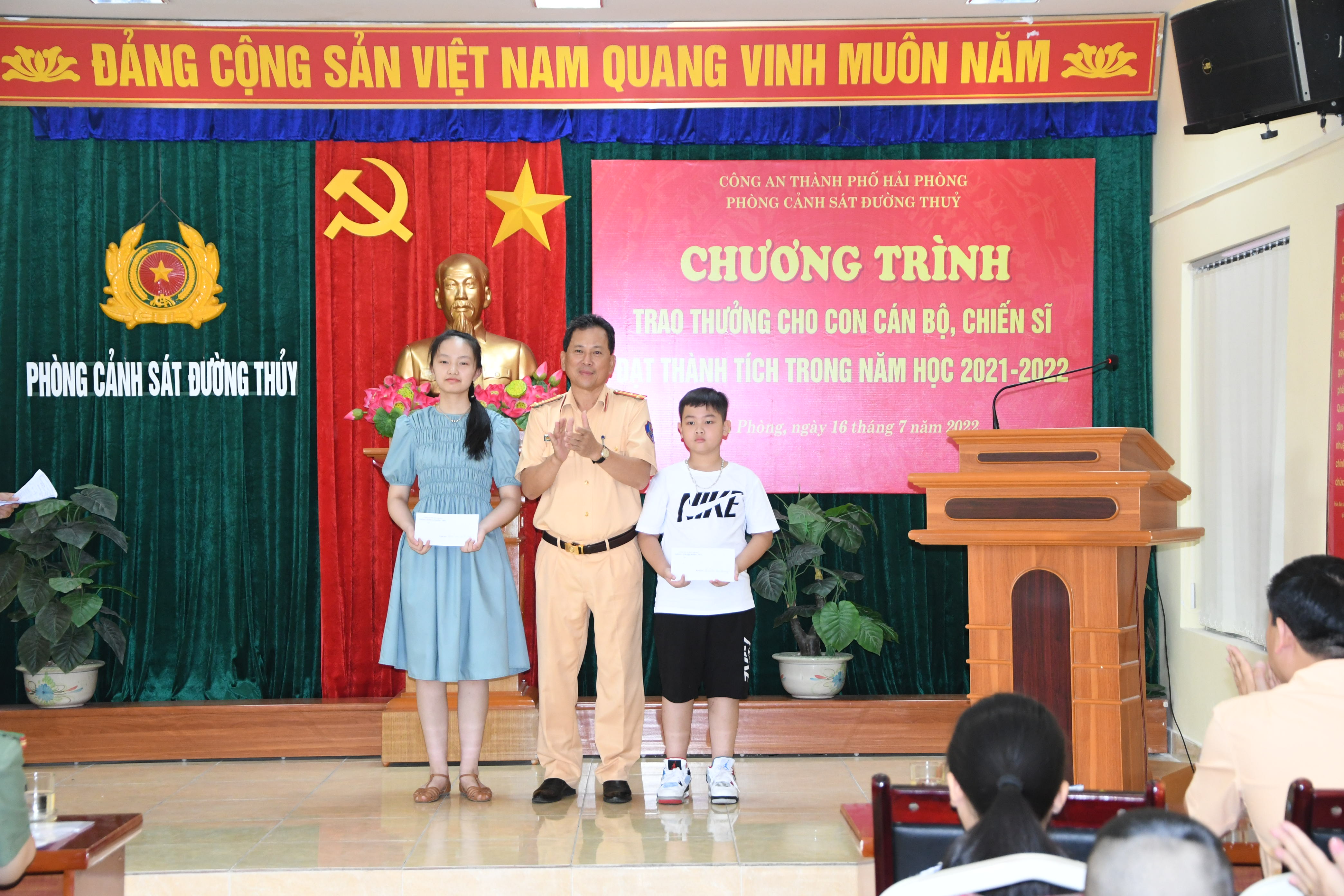 Phòng Cảnh sát đường thủy: Trao thưởng con cán bộ chiến sỹ đạt thành tích năm học 2021-2022